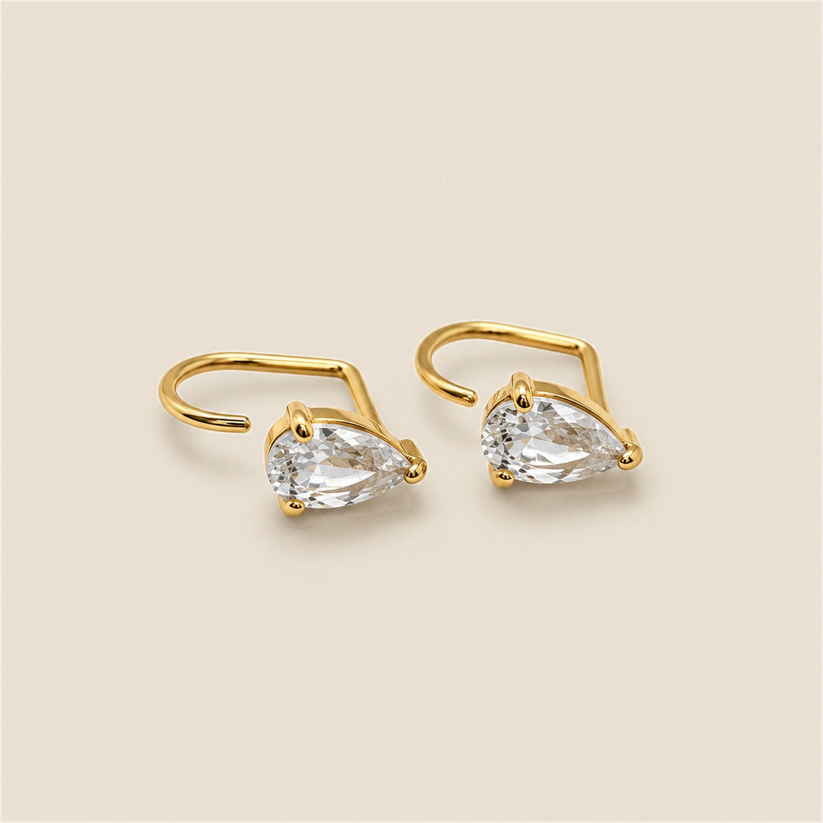 Orecchini comodi con zircone a goccia (Set)