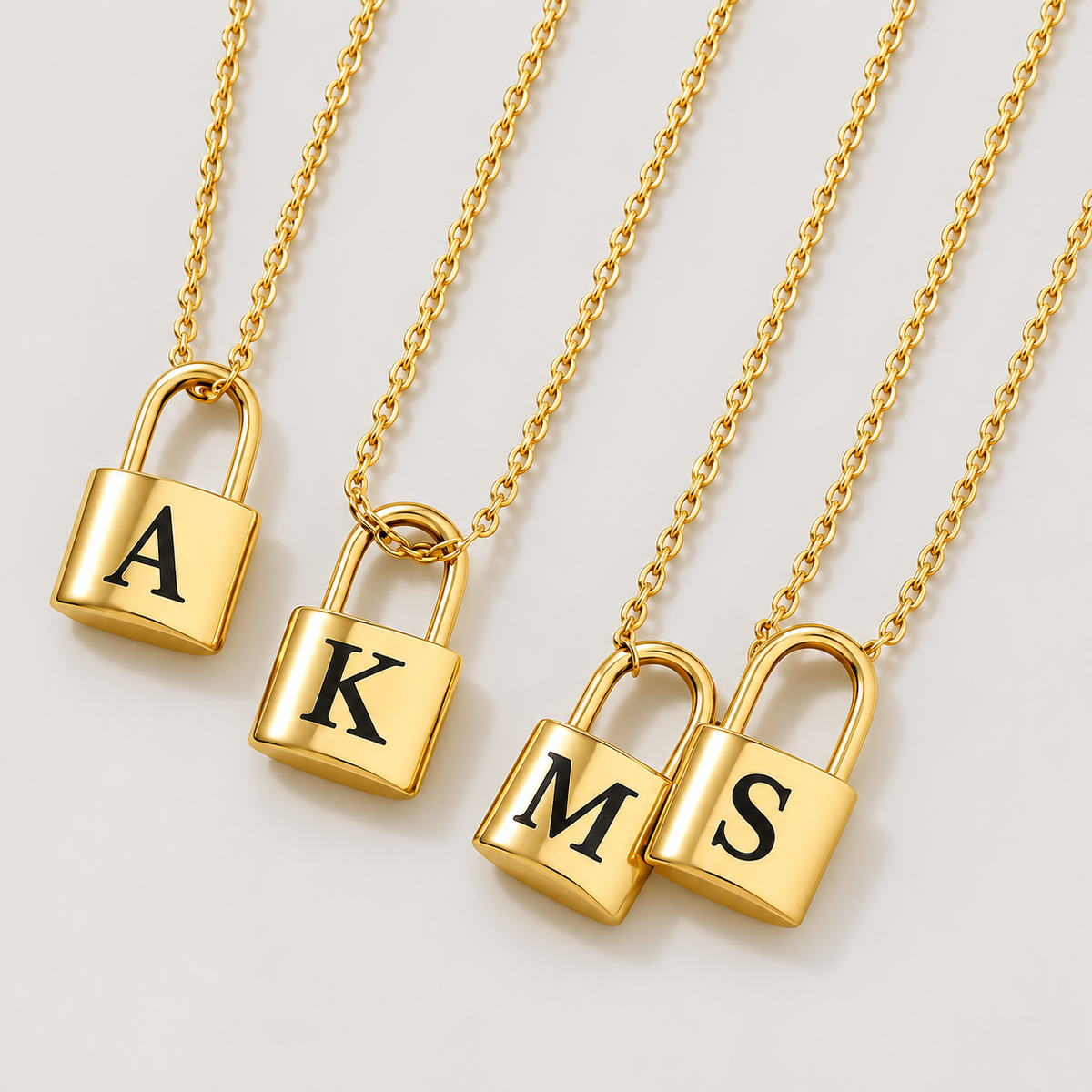 Collana Ellie® con iniziale e lucchetto dell'amore placcata oro 14K (Set)