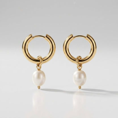 Orecchini a cerchio Bethany con perla pendente