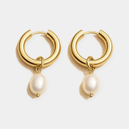 Orecchini a cerchio Bethany con perla pendente