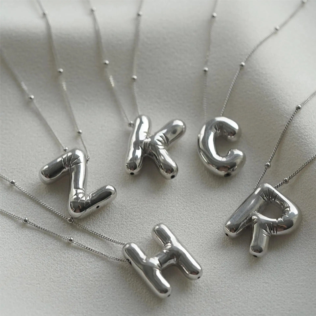 Collana con iniziale a palloncino (Set)