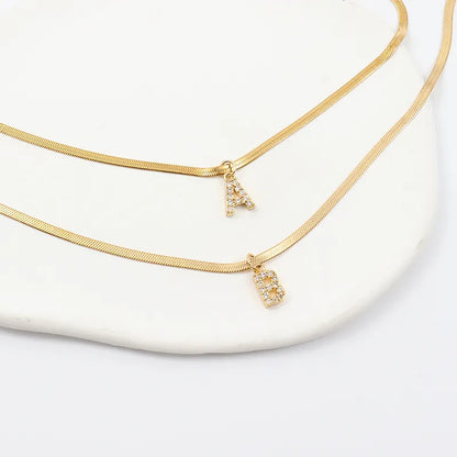Collana a spina di pesce Melly® con iniziale e zirconi