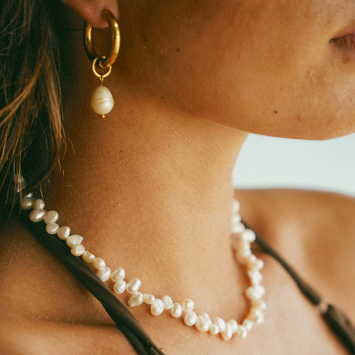 Orecchini a cerchio Bethany con perla pendente
