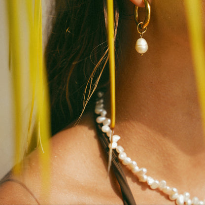 Orecchini a cerchio Bethany con perla pendente