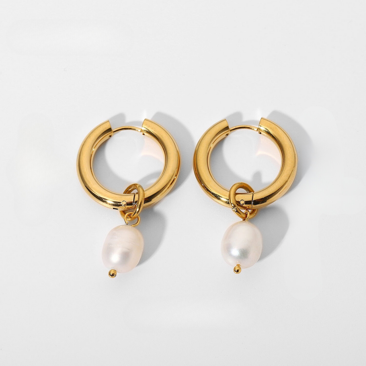 Orecchini a cerchio Bethany con perla pendente