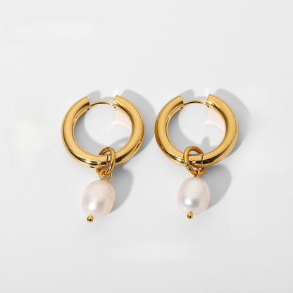 Orecchini a cerchio Bethany con perla pendente