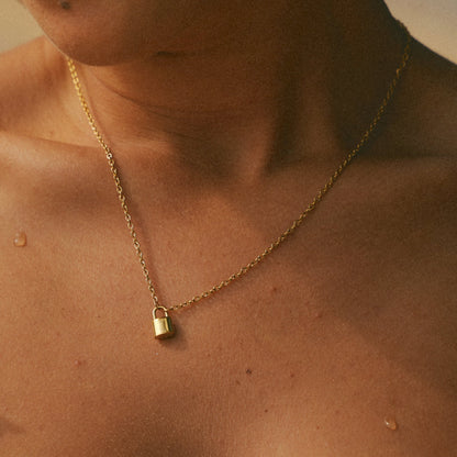 Collana Ellie® con iniziale e lucchetto dell'amore placcata oro 14K