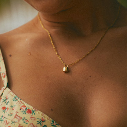 Collana Ellie® con iniziale e lucchetto dell'amore placcata oro 14K